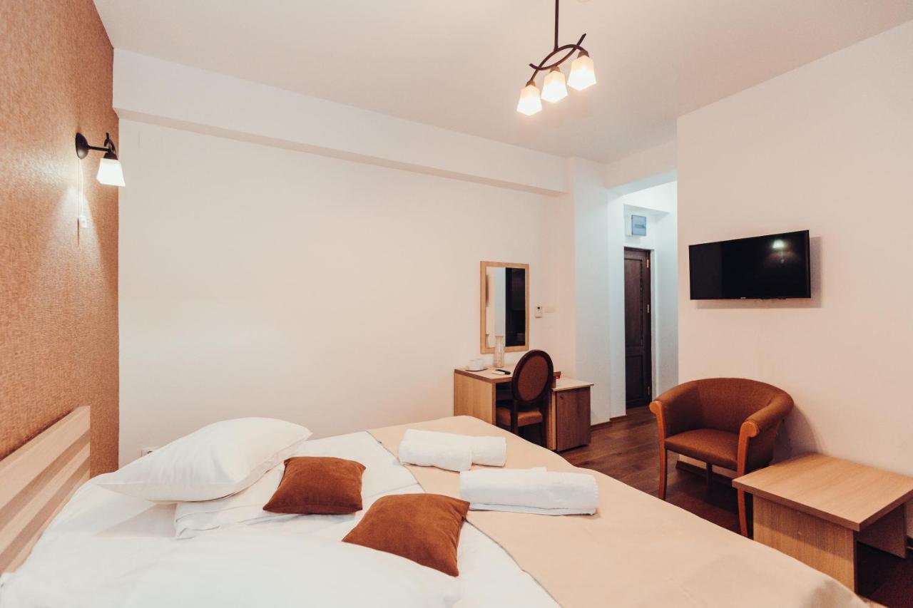 Pensiunea Casa Hortopan Târgu Jiu Exteriör bild